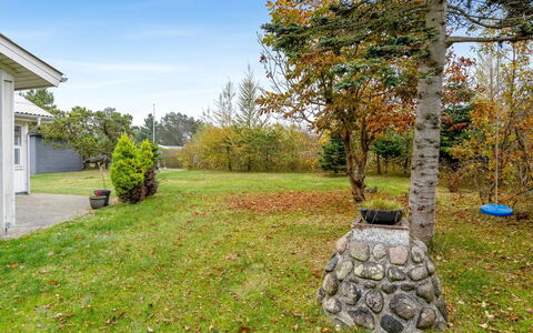 Frido - 500M from the Sea: Gras, Struik, Tuin, Land Lot, Gazon, Groundcover, Landscaping, Weide, Werf, Park