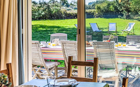 Le Prado: Wolk, Lucht, Tafel, Fabriek, Meubilair, Stoel, Tableware, Gebouw, Azure, Bloempot