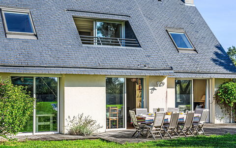 Le Prado: Wolk, Lucht, Tafel, Fabriek, Meubilair, Stoel, Tableware, Gebouw, Azure, Bloempot
