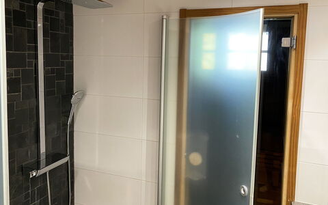 Kuusi-Ruka 6: Flooring, Loodgieterswerkinrichting, Badkamer, Verdieping, Interieur Ontwerp, Loodgieter, Deur Van De Douche, Glas, Deur, Douche