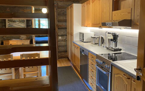 Kuusi-Ruka 6: Hout, Flooring, Interieur Ontwerp, Countertop, Plafond, Verdieping, Keuken, Meubilair, Beits, Cabinetry