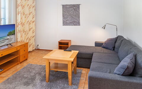 Tahkonkehto: Buitenmeubels, Struik, Huis, Buitentafel, Meubilair, Huis, Tuin, Gazon, Backyard, Landgoed