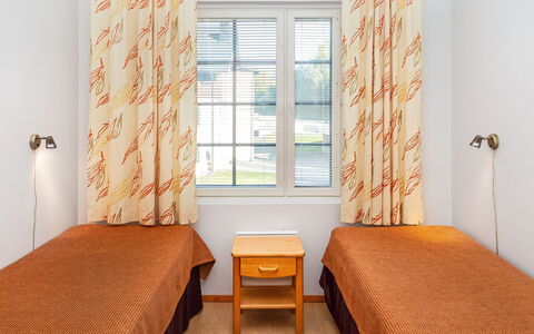 Tahkonkehto: Buitenmeubels, Struik, Huis, Buitentafel, Meubilair, Huis, Tuin, Gazon, Backyard, Landgoed