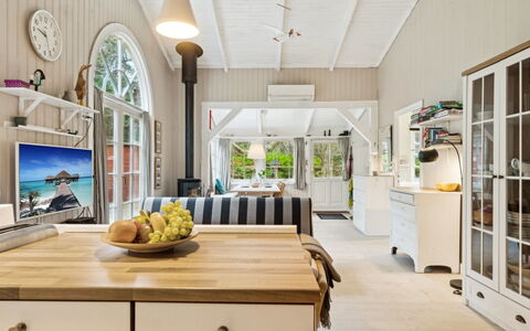 Galathea - 175M from the Sea: Meubilair, Interieur Ontwerp, Appartement, Flooring, Verdieping, Tafel, Stoel, Kamer, Huis, Keuken En Eettafel