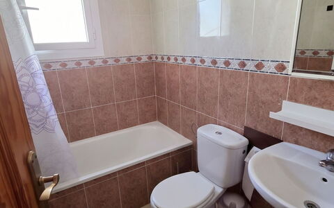 Hamber: Loodgieterswerkinrichting, Wc Bril, Verdieping, Flooring, Toilet, Badkamer, Loodgieter, Interieur Ontwerp, Wastafel, Tegel