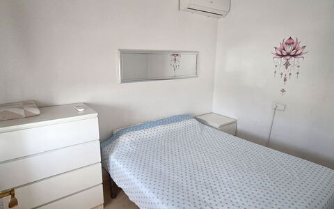 Hamber: Bed, Slaapkamer, Verdieping, Bedding, Flooring, Laken, Meubilair, Hout, Interieur Ontwerp, Kamer
