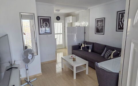 Hamber: Flooring, Meubilair, Verdieping, Interieur Ontwerp, Kamer, Appartement, Plafond, Bankstel, Woonkamer, Huis