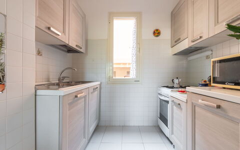 Domus Centro: Wolk, Lucht, Tafel, Fabriek, Meubilair, Stoel, Tableware, Gebouw, Azure, Bloempot