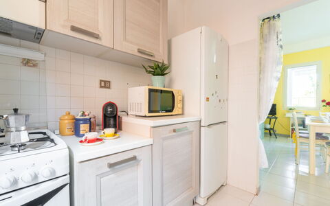 Domus Centro: Wolk, Lucht, Tafel, Fabriek, Meubilair, Stoel, Tableware, Gebouw, Azure, Bloempot