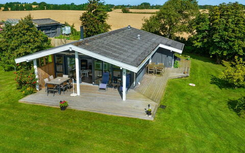 Dorathea - 360M from the Sea: Blauw, Struik, Verblijf, Groundcover, Tuin, Landgoed, Schaduw, Landscaping, Boerderij, Eco Hotel