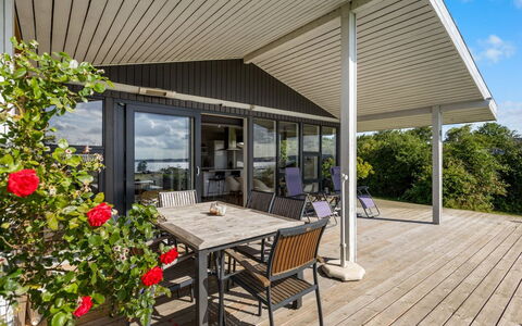 Dorathea - 360M from the Sea: Blauw, Struik, Verblijf, Groundcover, Tuin, Landgoed, Schaduw, Landscaping, Boerderij, Eco Hotel