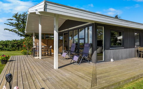 Dorathea - 360M from the Sea: Blauw, Struik, Verblijf, Groundcover, Tuin, Landgoed, Schaduw, Landscaping, Boerderij, Eco Hotel