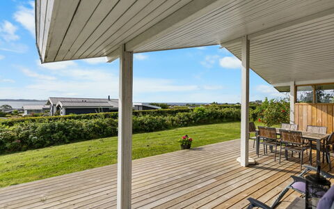 Dorathea - 360M from the Sea: Blauw, Struik, Verblijf, Groundcover, Tuin, Landgoed, Schaduw, Landscaping, Boerderij, Eco Hotel