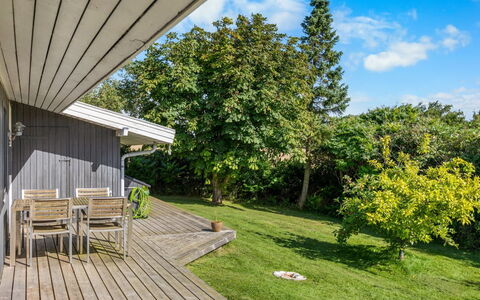 Dorathea - 360M from the Sea: Blauw, Struik, Verblijf, Groundcover, Tuin, Landgoed, Schaduw, Landscaping, Boerderij, Eco Hotel