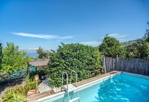 Villa Solaria With Private Pool: Water, Lucht, Fabriek, Wolk, Eigendom, Zwembad, Azure, Vegetation, Boom, Woongebied