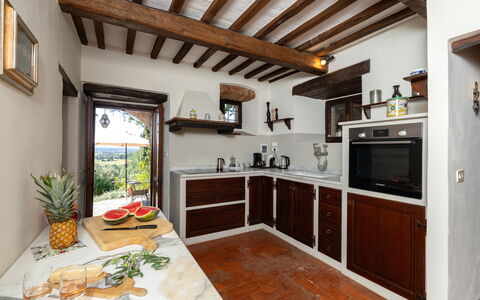Villa Delle Rose: Eigendom, Cabinetry, Gebouw, Fabriek, Countertop, Hout, Interieur Ontwerp, Woonkamer, Keuken, Venster