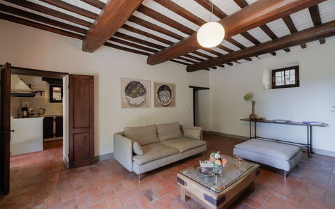 Villa Delle Rose: Eigendom, Bankstel, Meubilair, Tafel, Hout, Interieur Ontwerp, Woonkamer, Architectuur, Venster, Verdieping