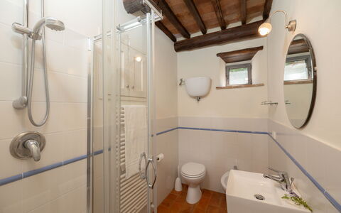 Villa Delle Rose: Loodgieterswerkinrichting, Eigendom, Spiegel, Wastafel, Kraan, Badkamer, Douchekop, Wastafel In De Badkamer, Gebouw