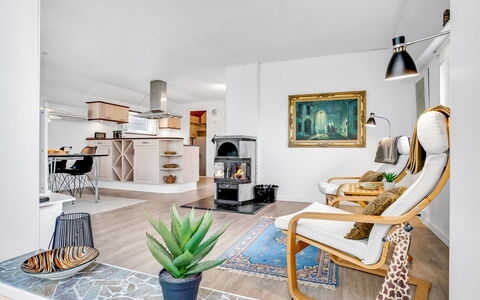 Frida - 125M from the Sea: Hout, Meubilair, Appartement, Kamer, Plafond, Beits, Stoel, Hardwood, Vernis, Timmerhout