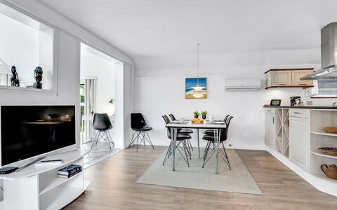 Frida - 125M from the Sea: Hout, Meubilair, Appartement, Kamer, Plafond, Beits, Stoel, Hardwood, Vernis, Timmerhout