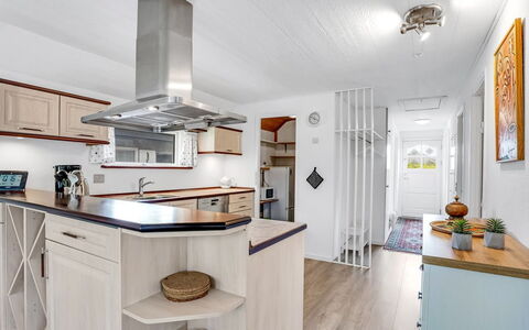 Frida - 125M from the Sea: Hout, Meubilair, Appartement, Kamer, Plafond, Beits, Stoel, Hardwood, Vernis, Timmerhout