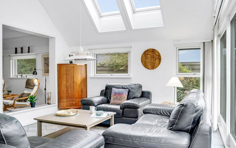 Frida - 125M from the Sea: Hout, Meubilair, Appartement, Kamer, Plafond, Beits, Stoel, Hardwood, Vernis, Timmerhout