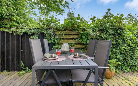 Anetta - 300M from the Sea: Hout, Huis, Veranda, Dek, Hardwood, Dak, Beits, Houten Vloer, Eco Hotel