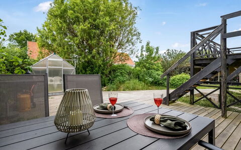 Anetta - 300M from the Sea: Hout, Huis, Veranda, Dek, Hardwood, Dak, Beits, Houten Vloer, Eco Hotel