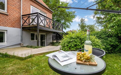 Anetta - 300M from the Sea: Hout, Huis, Veranda, Dek, Hardwood, Dak, Beits, Houten Vloer, Eco Hotel