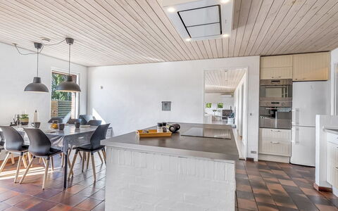Iara - 500M from the Sea: Flooring, Interieur Ontwerp, Verdieping, Meubilair, Hout, Plafond, Lichte Inrichting, Houten Vloer, Keuken, Countertop