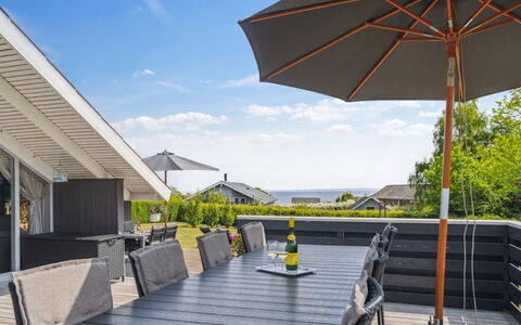 Bessi - 200M from the Sea: Meubilair, Interieur Ontwerp, Flooring, Verdieping, Plafond, Kamer, Stoel, Tafel, Appartement, Keuken En Eettafel