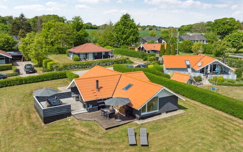 Bessi - 200M from the Sea: Meubilair, Interieur Ontwerp, Flooring, Verdieping, Plafond, Kamer, Stoel, Tafel, Appartement, Keuken En Eettafel