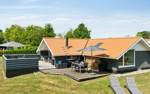 Bessi - 200M from the Sea: Meubilair, Interieur Ontwerp, Flooring, Verdieping, Plafond, Kamer, Stoel, Tafel, Appartement, Keuken En Eettafel