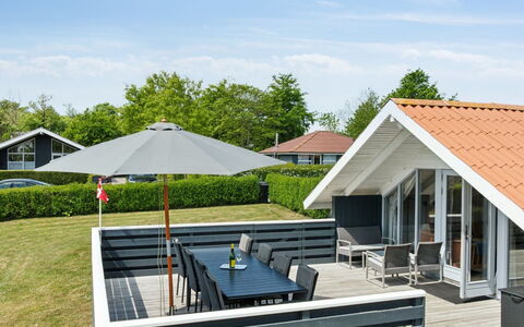Bessi - 200M from the Sea: Meubilair, Interieur Ontwerp, Flooring, Verdieping, Plafond, Kamer, Stoel, Tafel, Appartement, Keuken En Eettafel