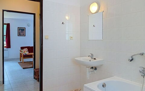 Green Valley Park Stárkov 3: Flooring, Muur, Loodgieterswerkinrichting, Verdieping, Badkamer, Interieur Ontwerp, Wastafel In De Badkamer, Plafond, Loodgieter, Wastafel