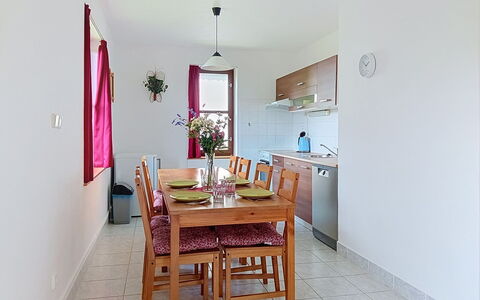 Green Valley Park Stárkov 3: Meubilair, Flooring, Verdieping, Tafel, Keuken En Eettafel, Deur, Stoel, Appartement, Plafond, Eetkamer