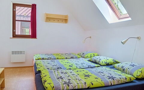 Green Valley Park Stárkov 3: Slaapkamer, Bed, Hout, Interieur Ontwerp, Verdieping, Flooring, Kamer, Laken, Meubilair, Bedding