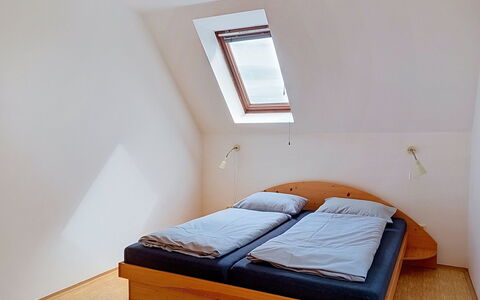 Green Valley Park Stárkov 13: Bed, Slaapkamer, Interieur Ontwerp, Hout, Flooring, Verdieping, Meubilair, Plafond, Laken, Bedding