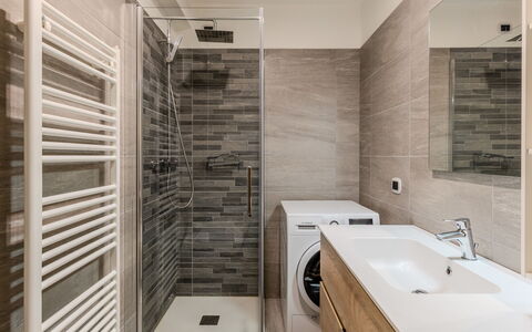 Val Genova: Flooring, Verdieping, Loodgieterswerkinrichting, Muur, Interieur Ontwerp, Hout, Badkamer, Badkamerkast, Wastafel, Plafond