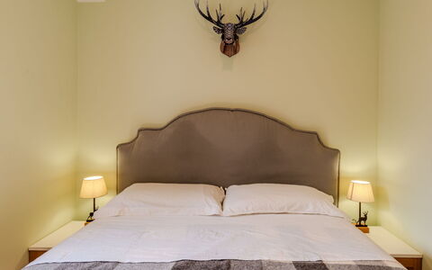 Val Genova: Meubilair, Bed, Interieur Ontwerp, Bedding, Slaapkamer, Muur, Laken, Hout, Verdieping, Linens
