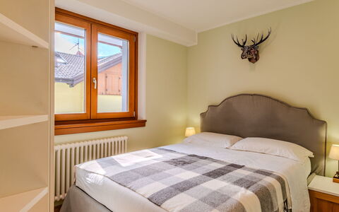 Val Genova: Bed, Meubilair, Interieur Ontwerp, Slaapkamer, Laken, Bedding, Muur, Hout, Verdieping, Plafond