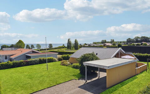 Halla - 250M from the Sea: Dak, Woongebied, Huis, Landgoed, Tuin, Landscaping, Gazon, Voorstad, Werf, Oprit