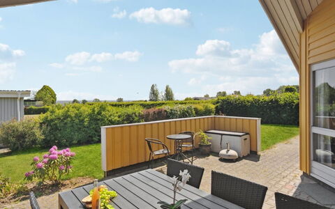 Halla - 250M from the Sea: Huis, Land Lot, Dak, Tuin, Schaduw, Buitenmeubels, Gazon, Landscaping, Werf, Stoel