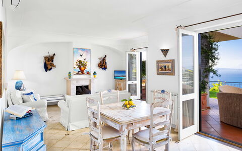 Villa Golfo Di Napoli With Private Pool: Tafel, Meubilair, Fabriek, Fotolijst, Woonkamer, Flooring, Verdieping, Kamerplant, Hout, Decoratie