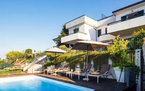 Villa Golfo Di Napoli With Private Pool: Water, Fabriek, Lucht, Eigendom, Gebouw, Zwembad, Venster, Stoel, Buitenmeubels, Paraplu