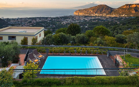 Villa Golfo Di Napoli With Private Pool: Lucht, Water, Fabriek, Wolk, Dag, Gebouw, Natuur, Zwembad, Verlichting, Boom