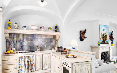 Villa Golfo Di Napoli With Private Pool: Eigendom, Meubilair, Cabinetry, Product, Interieur Ontwerp, Verlichting, Stellingen, Verdieping, Hout