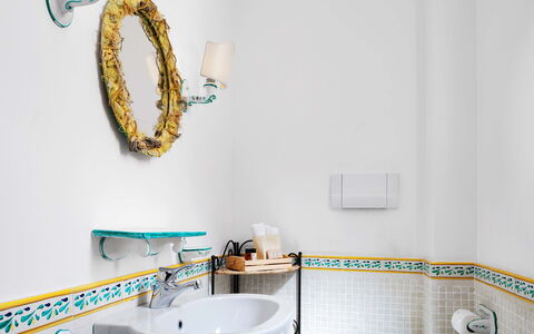 Villa Golfo Di Napoli With Private Pool: Wastafel, Loodgieterswerkinrichting, Kraan, Wastafel In De Badkamer, Hout, Badkamer, Badkamerkast, Muur, Rechthoek, Loodgieter