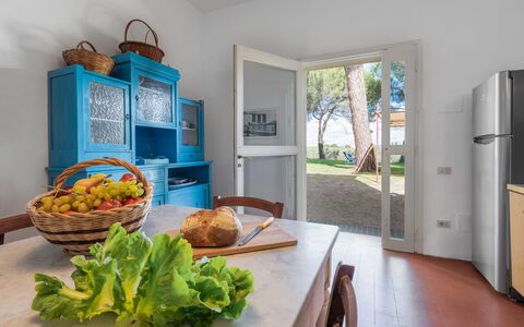 Poggetti San Luigi Country Home Follonica: Voedsel, Azure, Cabinetry, Hout, Interieur Ontwerp, Ingrediënt, Tableware, Tafel