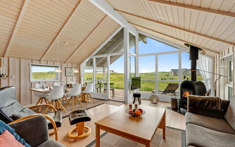 Märta - 250M from the Sea: Huis, Verblijf, Plafond, Veranda, Hardwood, Landgoed, Blokhut, Woonkamer, Boerderij